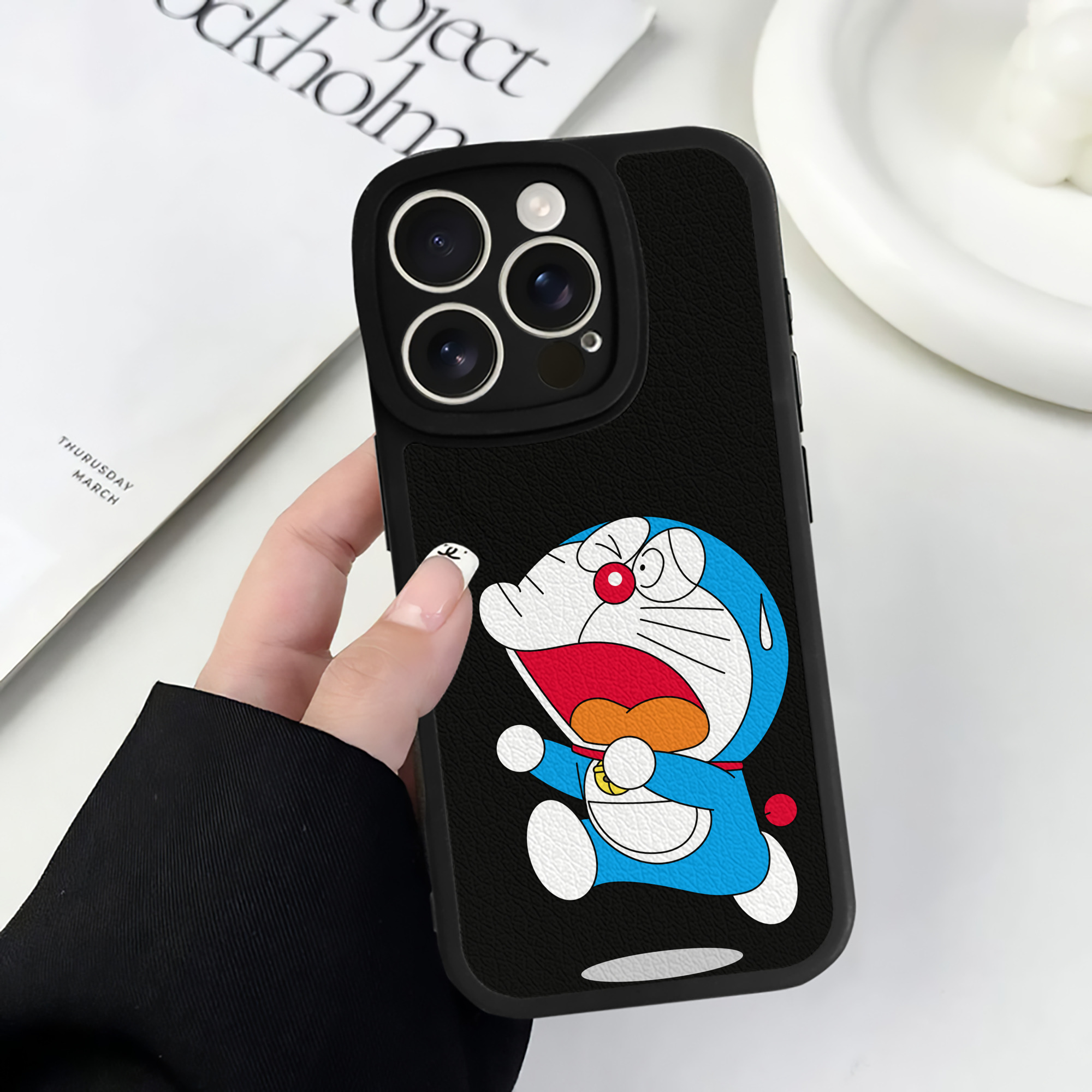 （画像用） ドラえもん Doraemon 【iPhone 16シリーズ対応】シリコンスマホケース（レザー調） 材質：シリコン